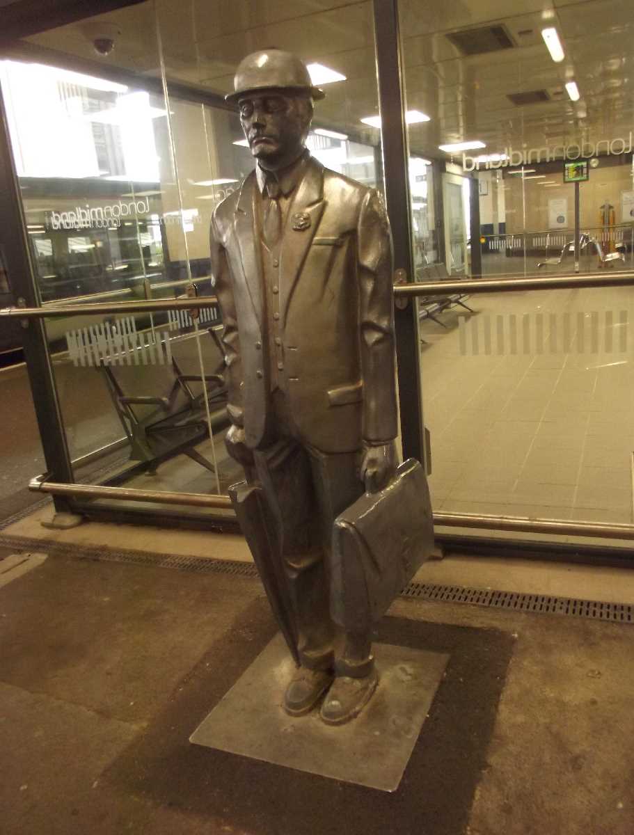 The Commuter statue at Birmingham Snow Hill