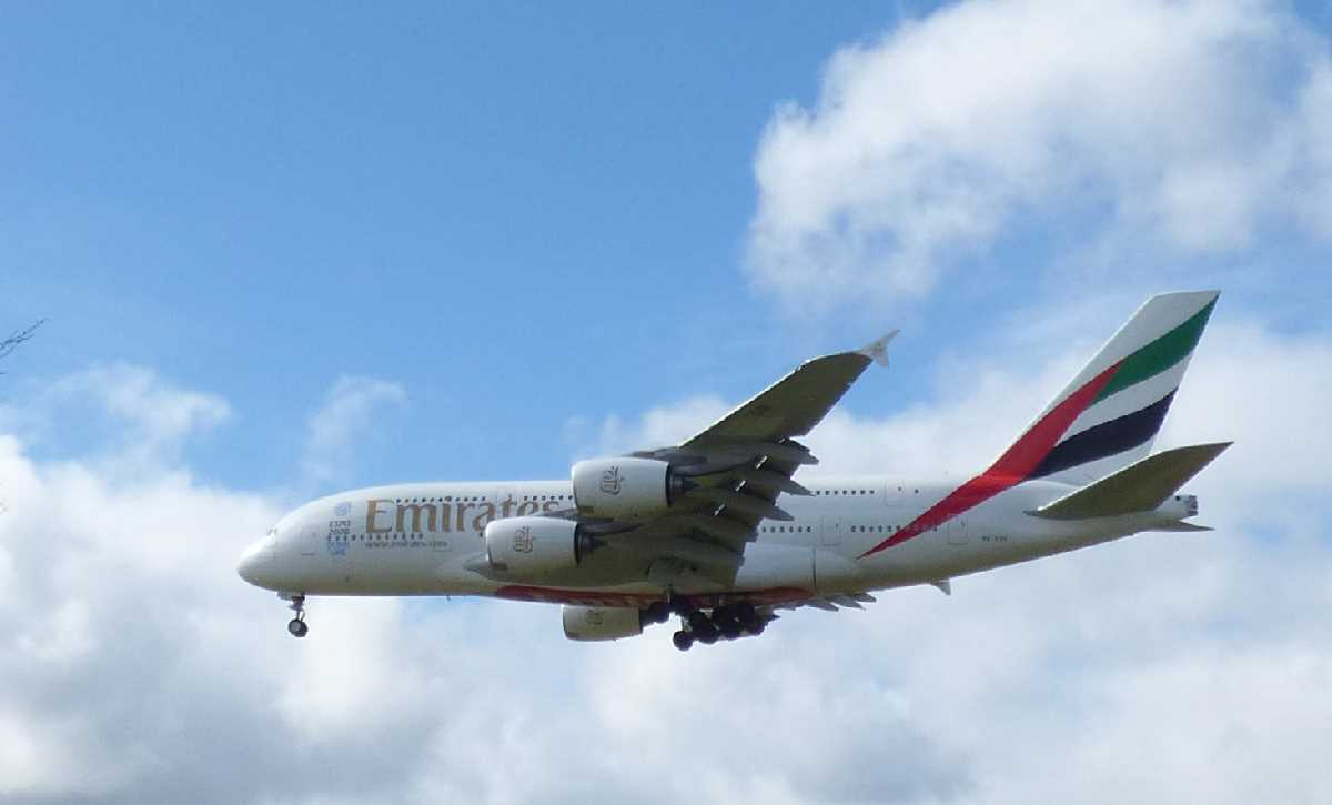 Emirates Airbus A380 : the super double decker plane from Dubai in Birmingham and the Midlands 